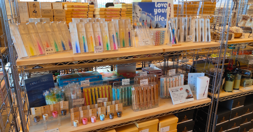 店内の陳列・接客の様子